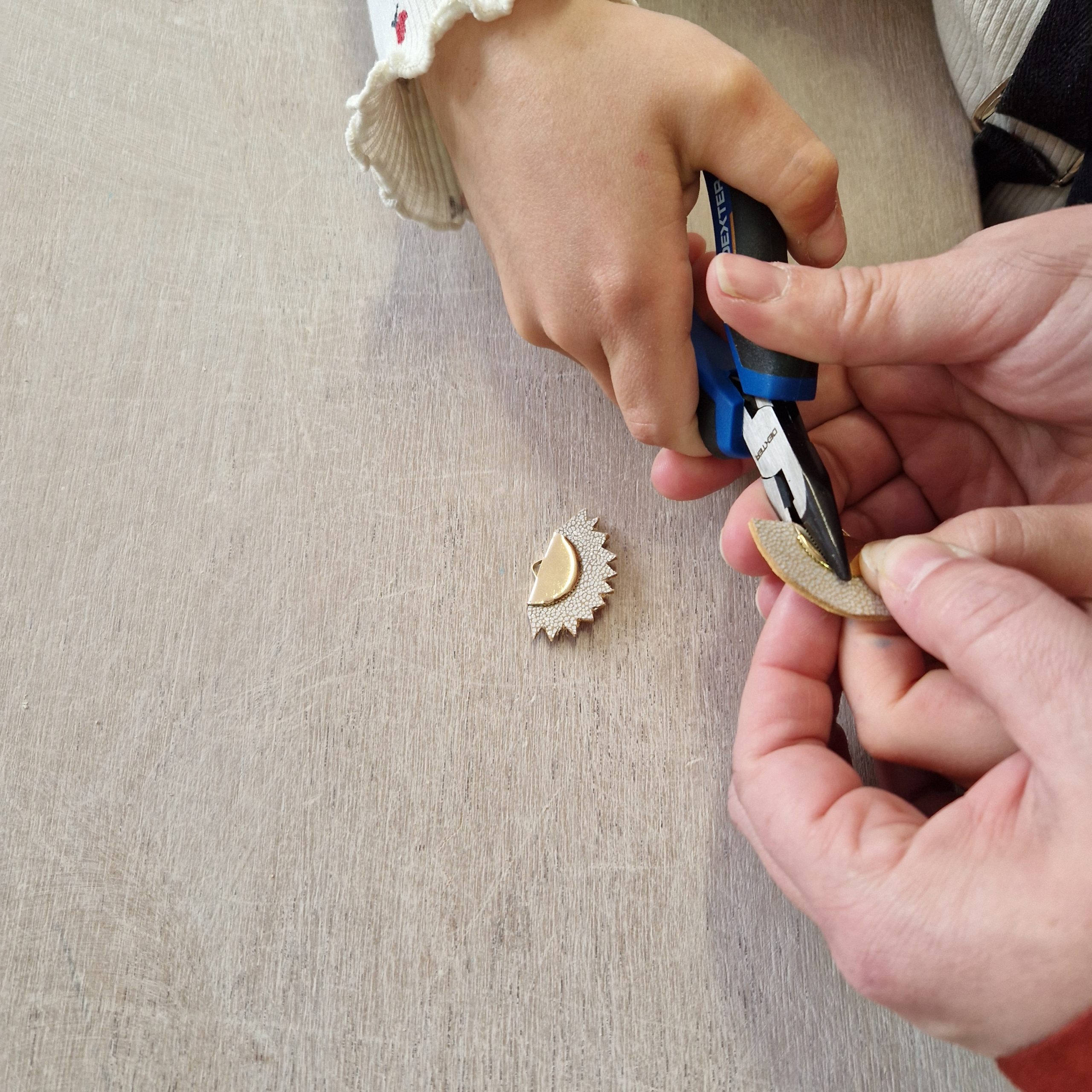 Activité créative en famille en Occitanie Activité créative entre amis en Occitanie St-Quentin-La-poterie atelier de création de bijoux