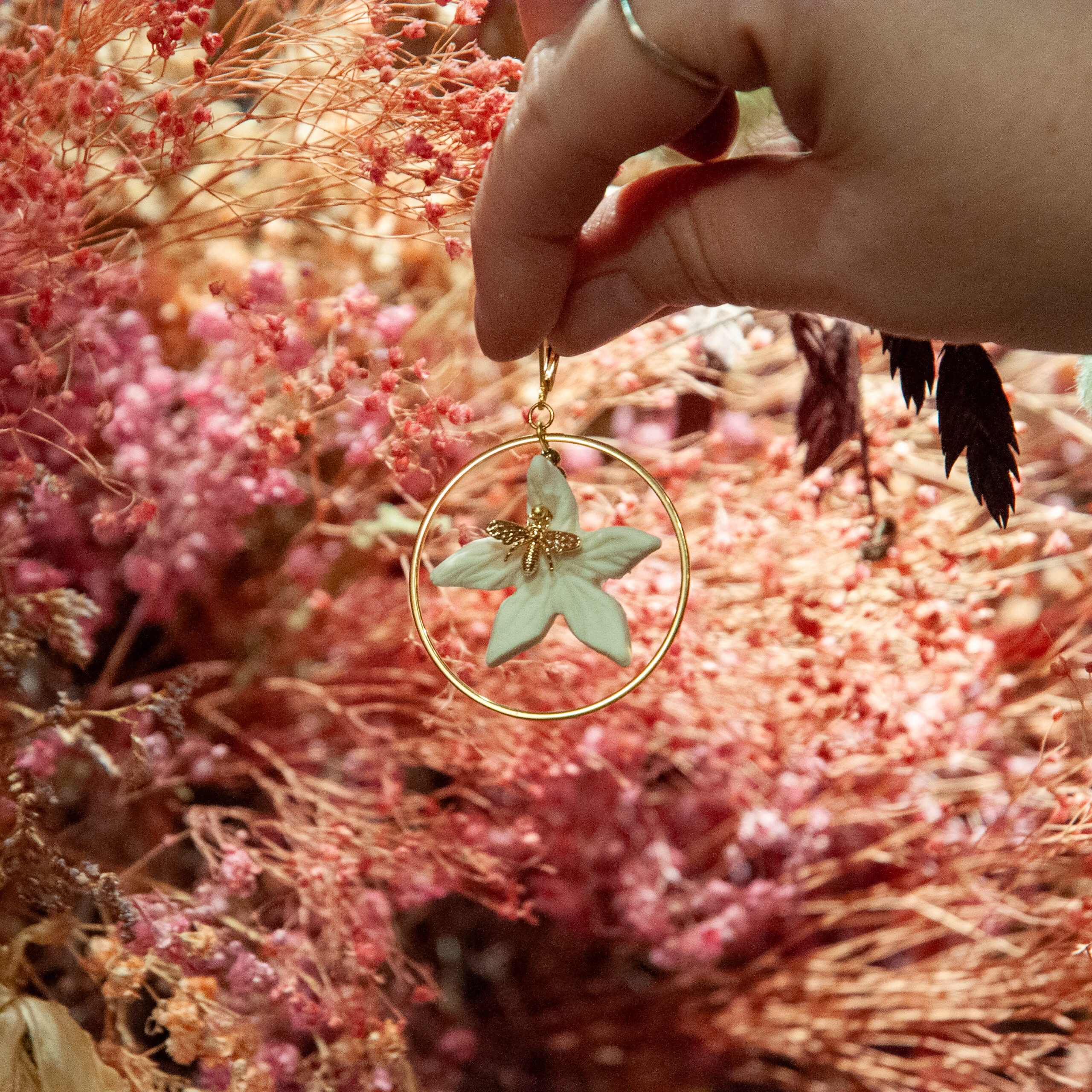 Créoles porcelaine, bijoux en porcelaine, accessoires de mode, fleurs, abeille, boucles d'oreilles blanches, bijoux artisanaux, mode éthique, mariage