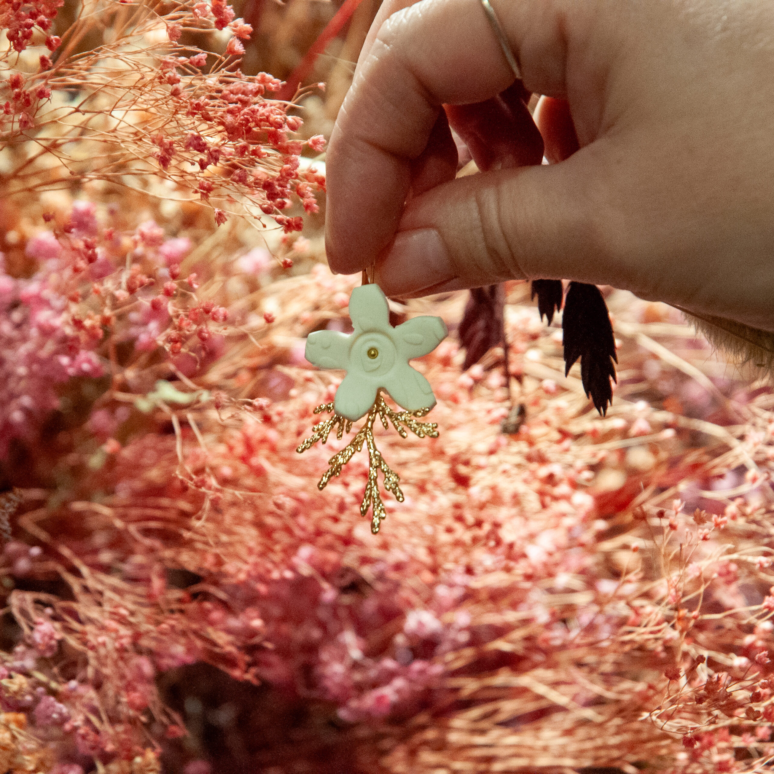 Boucles d&rsquo;oreilles branches fleuries porcelaine