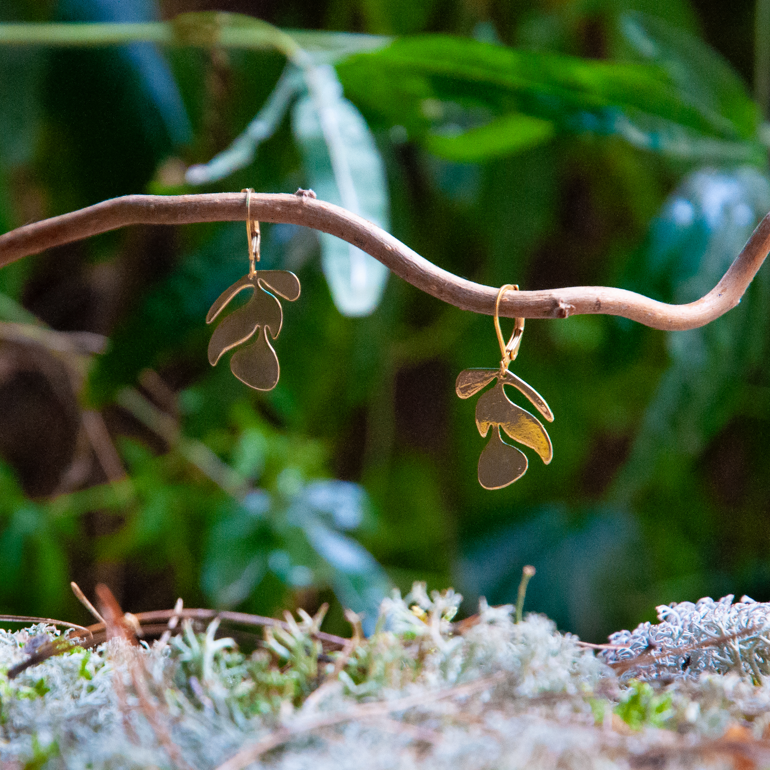 Boucle d’oreilles dorées, création artisanale en occitanie. Mode éthique. Henri-Matisse. Fauve