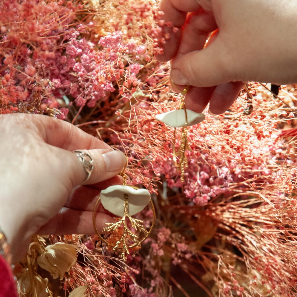 Créoles porcelaine, bijoux en porcelaine, accessoires de mode, poétique, terre et mer, boucles d'oreilles blanches, bijoux artisanaux, mode éthique, mariage, bijou romantique, bijou bohème, bijou intergénérationnel