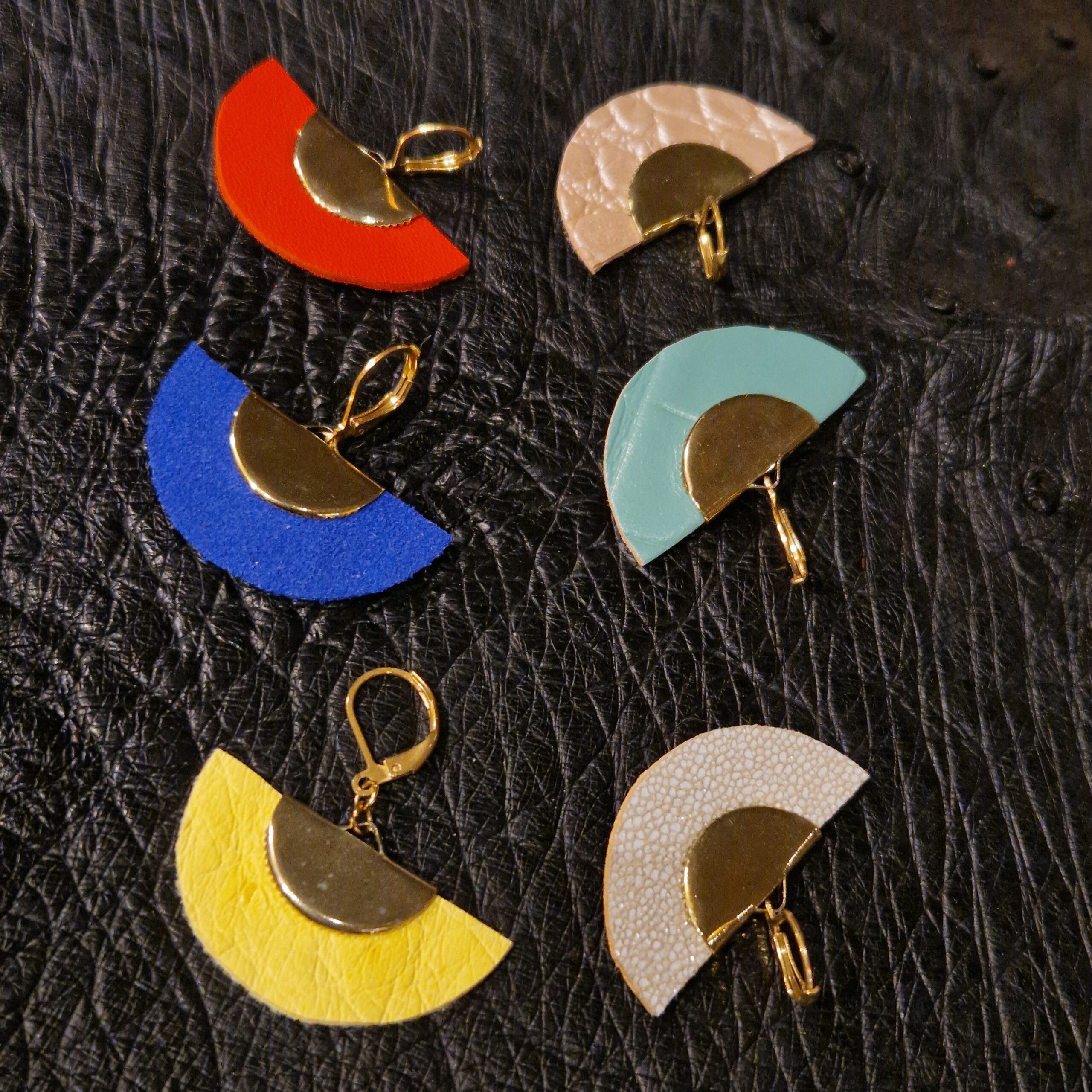 Boucles d&rsquo;oreilles demi-lunes en cuir